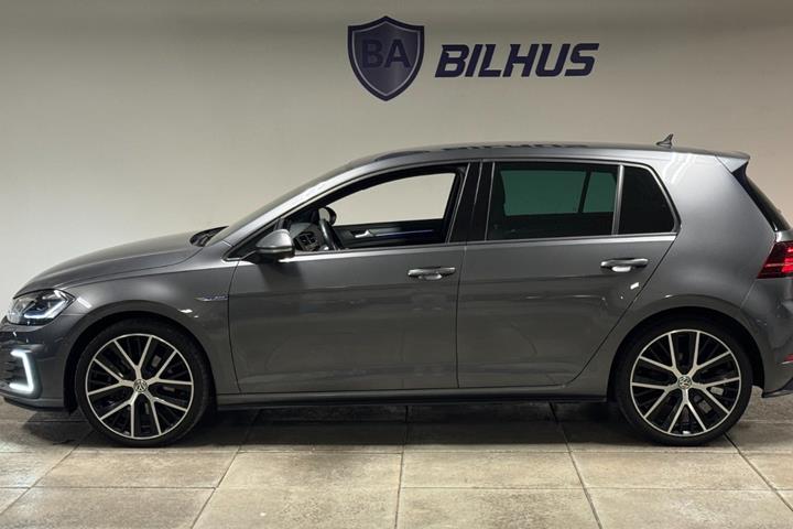 Grå VW Golf VII fra 2019