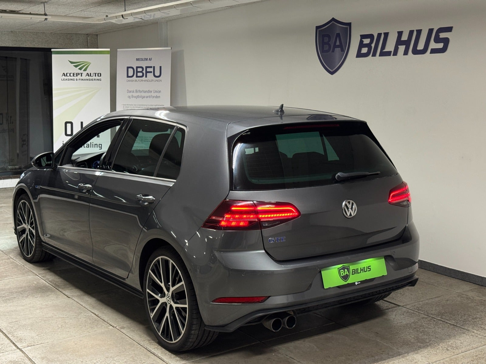 Grå VW Golf VII fra 2019