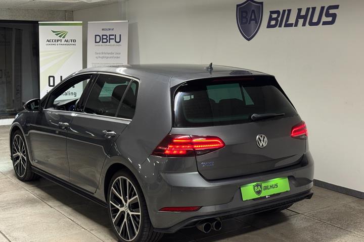 Grå VW Golf VII fra 2019