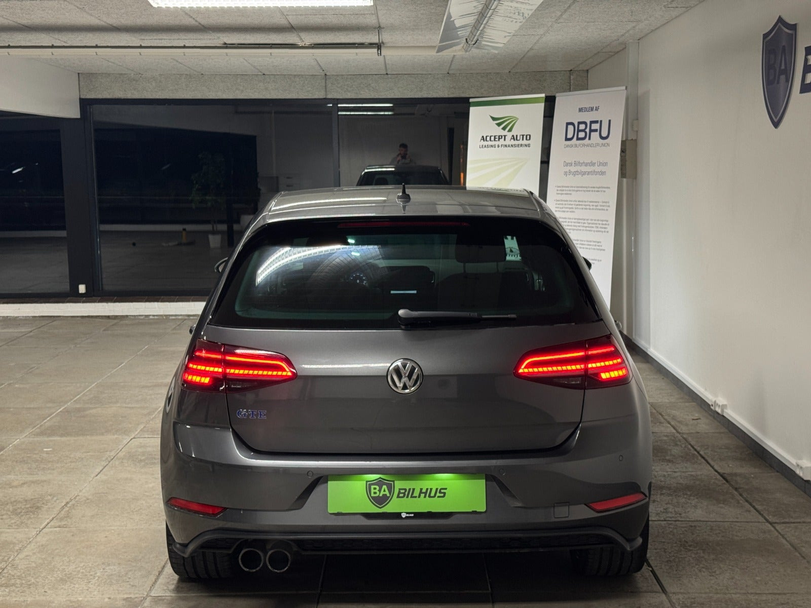Grå VW Golf VII fra 2019