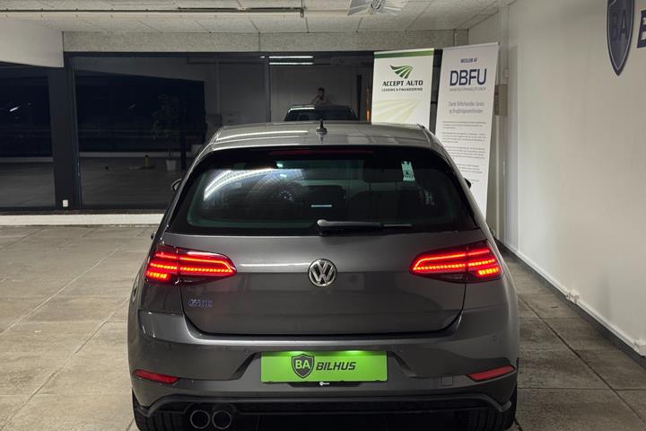 Grå VW Golf VII fra 2019
