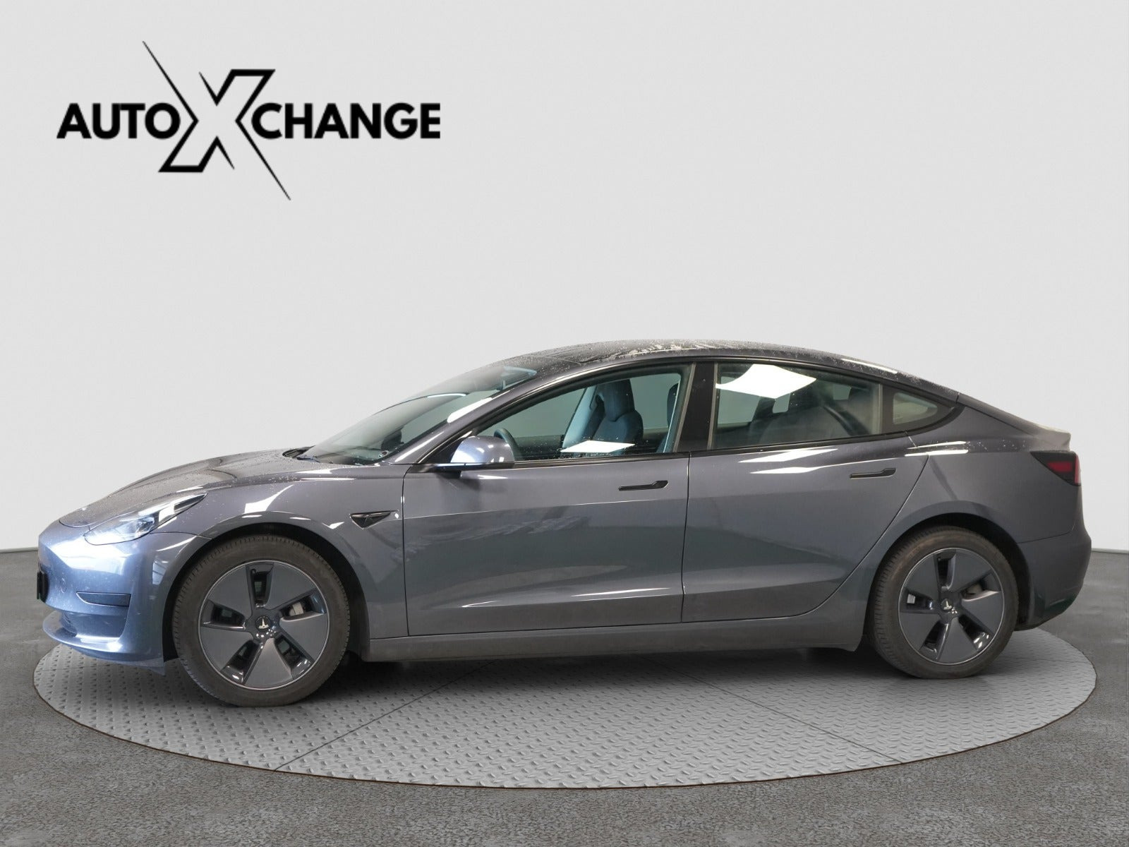 Grå Tesla Model 3 fra 2022