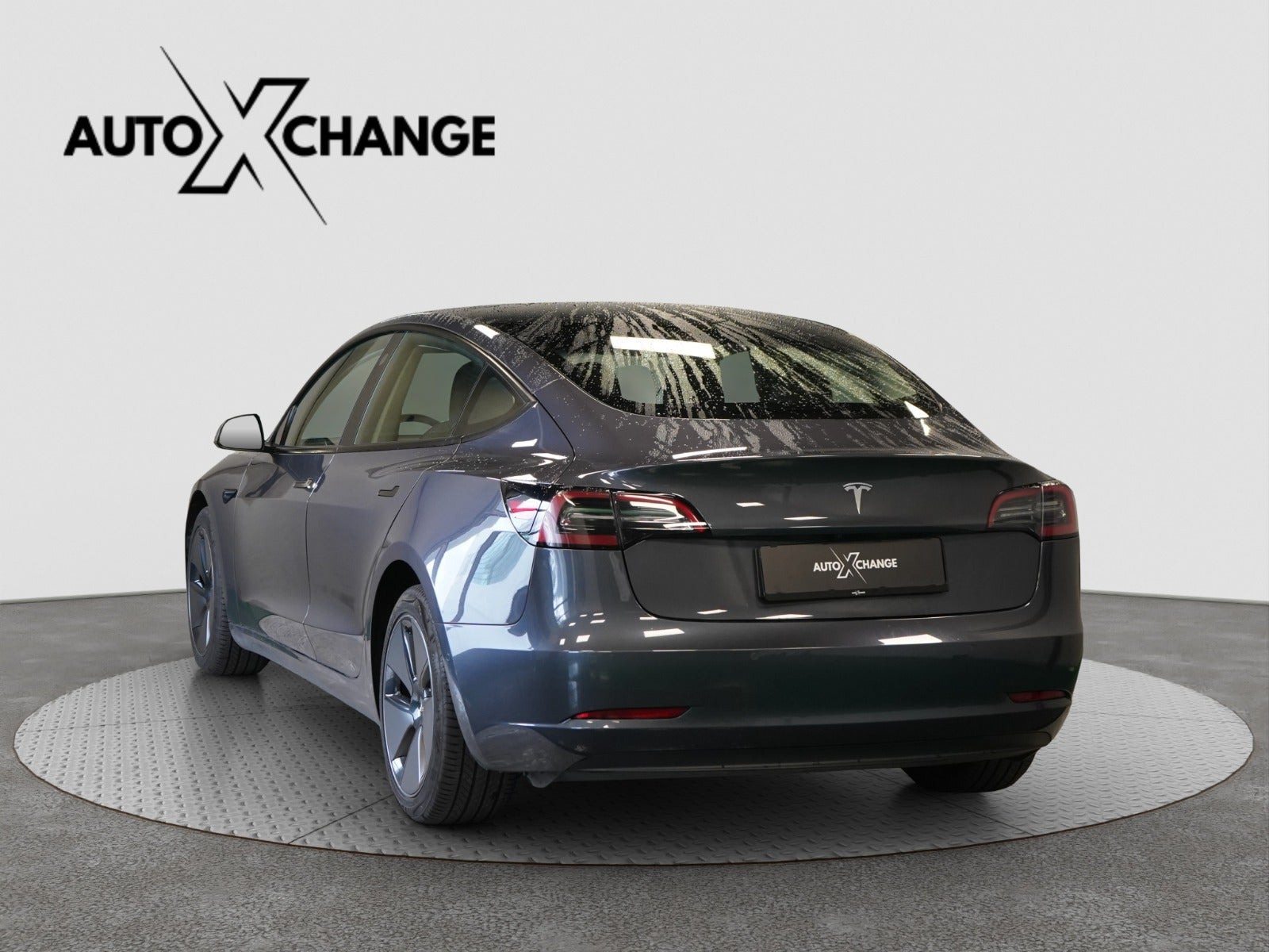 Grå Tesla Model 3 fra 2022
