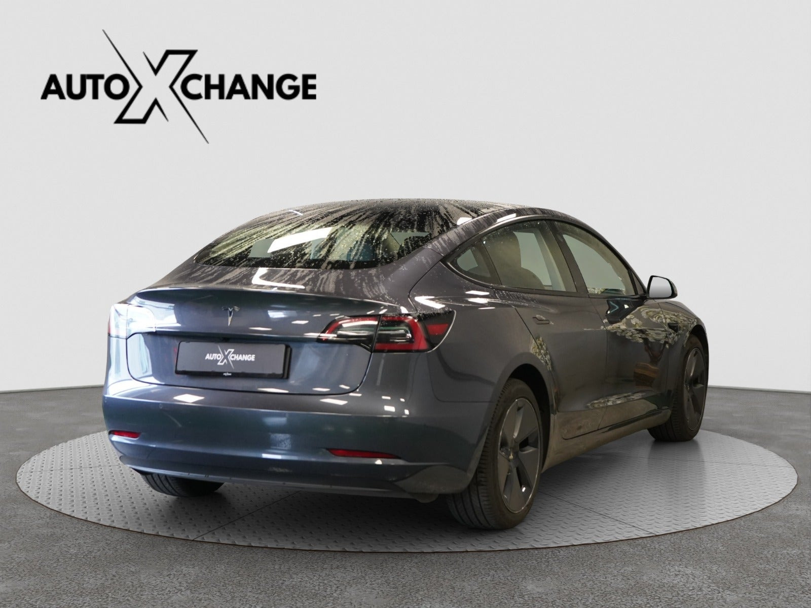 Grå Tesla Model 3 fra 2022
