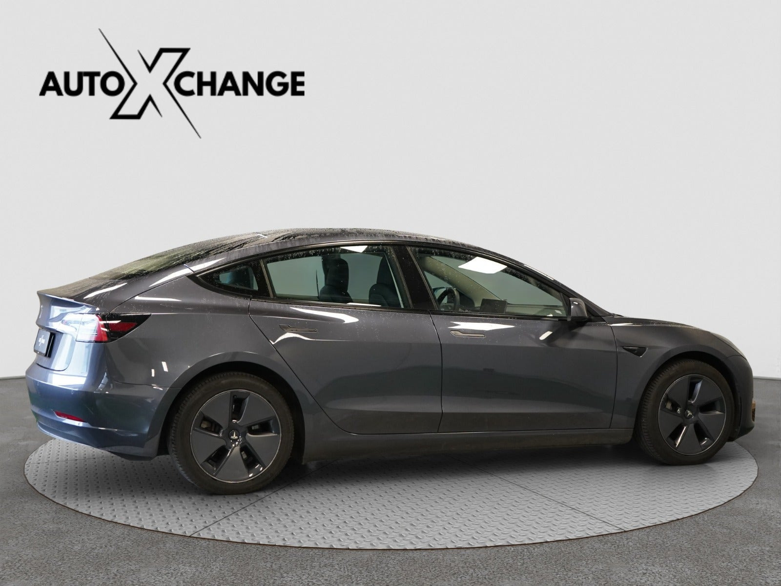 Grå Tesla Model 3 fra 2022