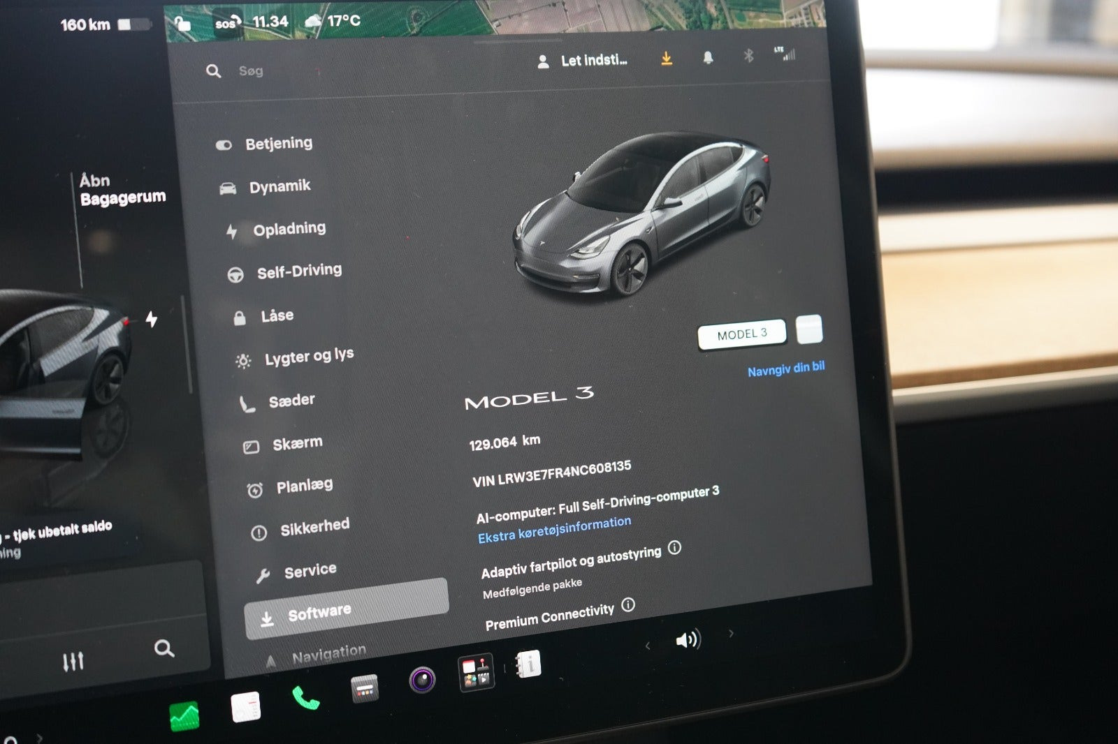 Grå Tesla Model 3 fra 2022