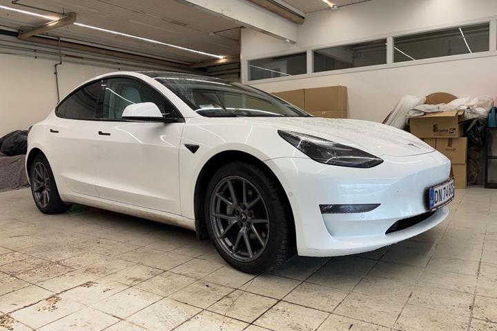 Hvid Tesla Model 3 fra 2022