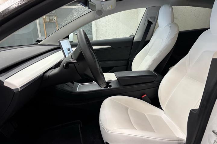 Hvid Tesla Model 3 fra 2022
