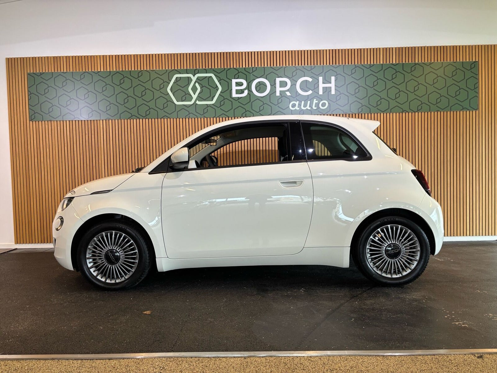 Hvid Fiat 500e fra 2023