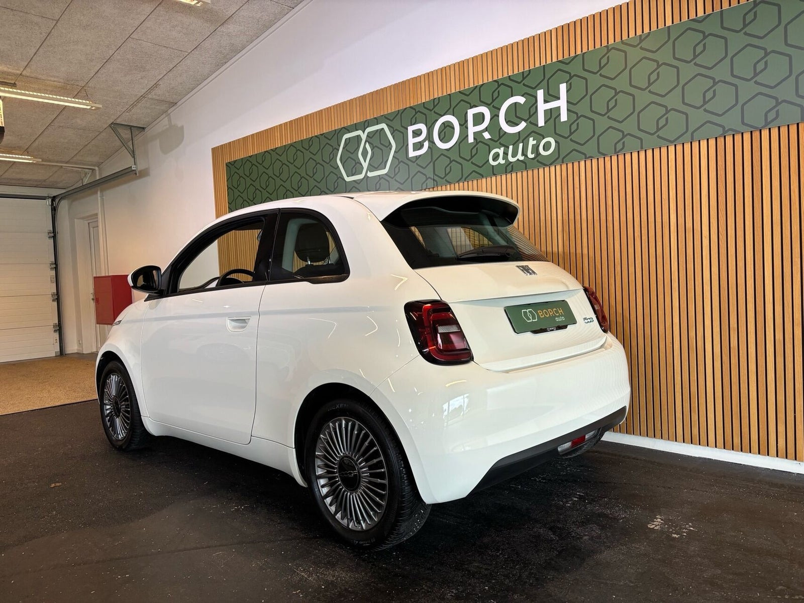 Hvid Fiat 500e fra 2023