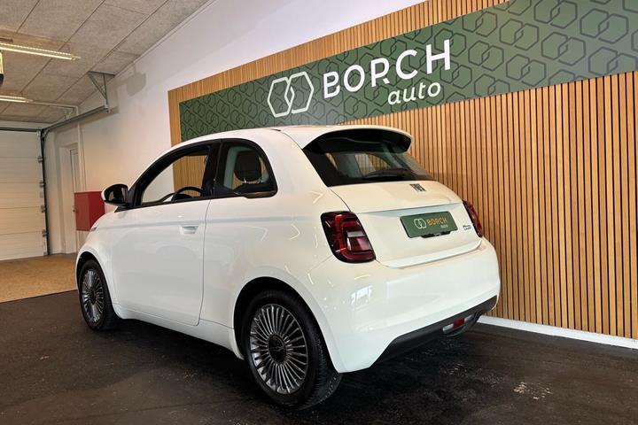 Hvid Fiat 500e fra 2023