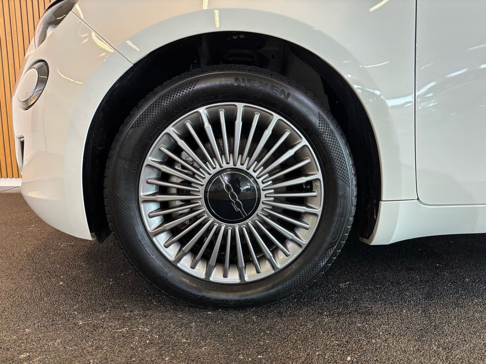 Hvid Fiat 500e fra 2023