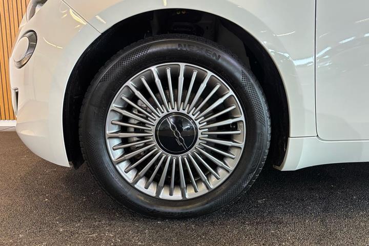 Hvid Fiat 500e fra 2023