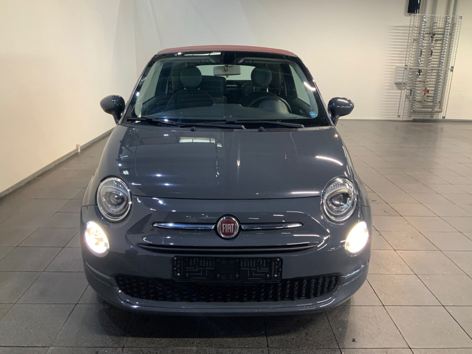 Grå Fiat 500C fra 2016