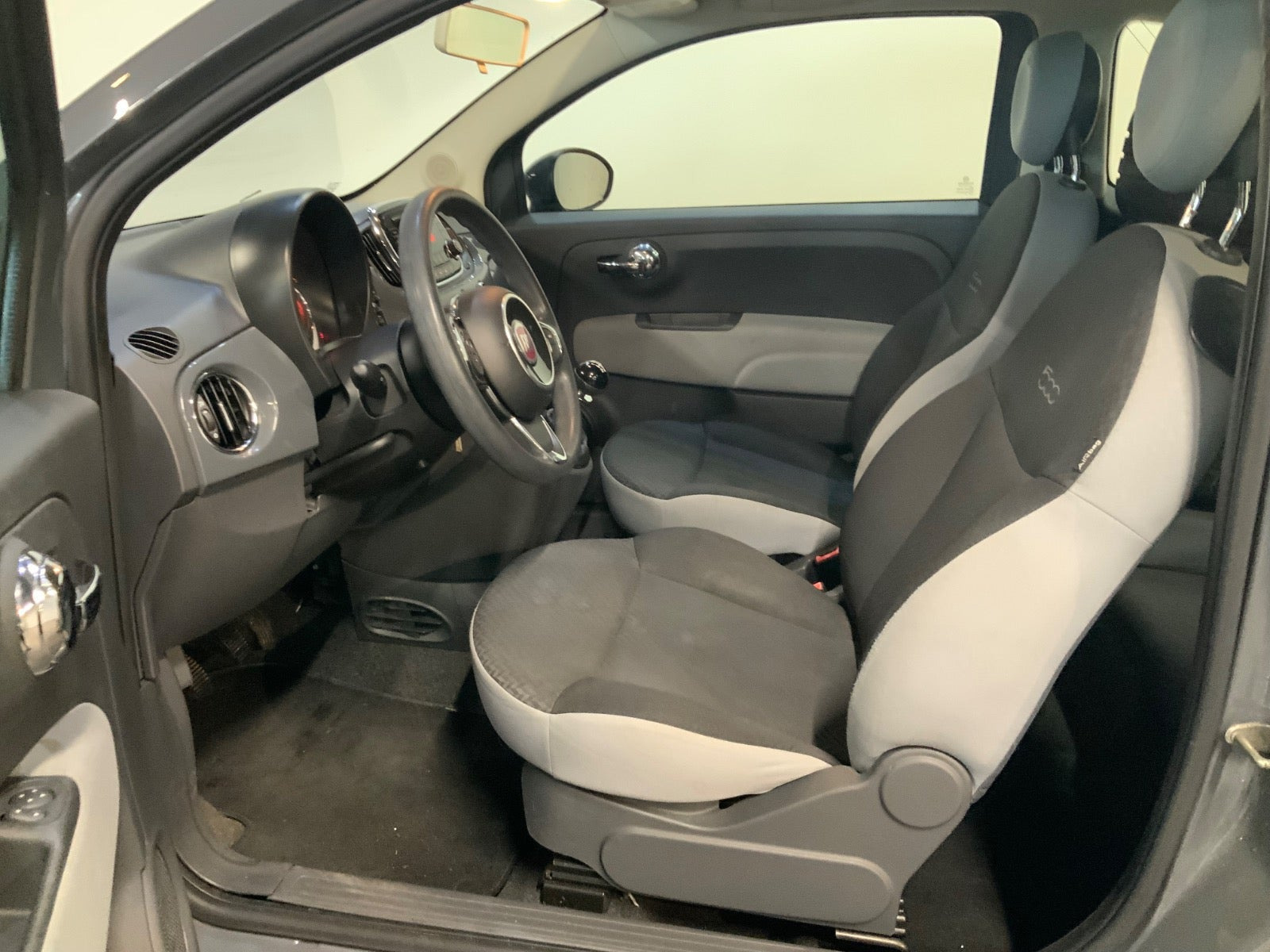 Grå Fiat 500C fra 2016