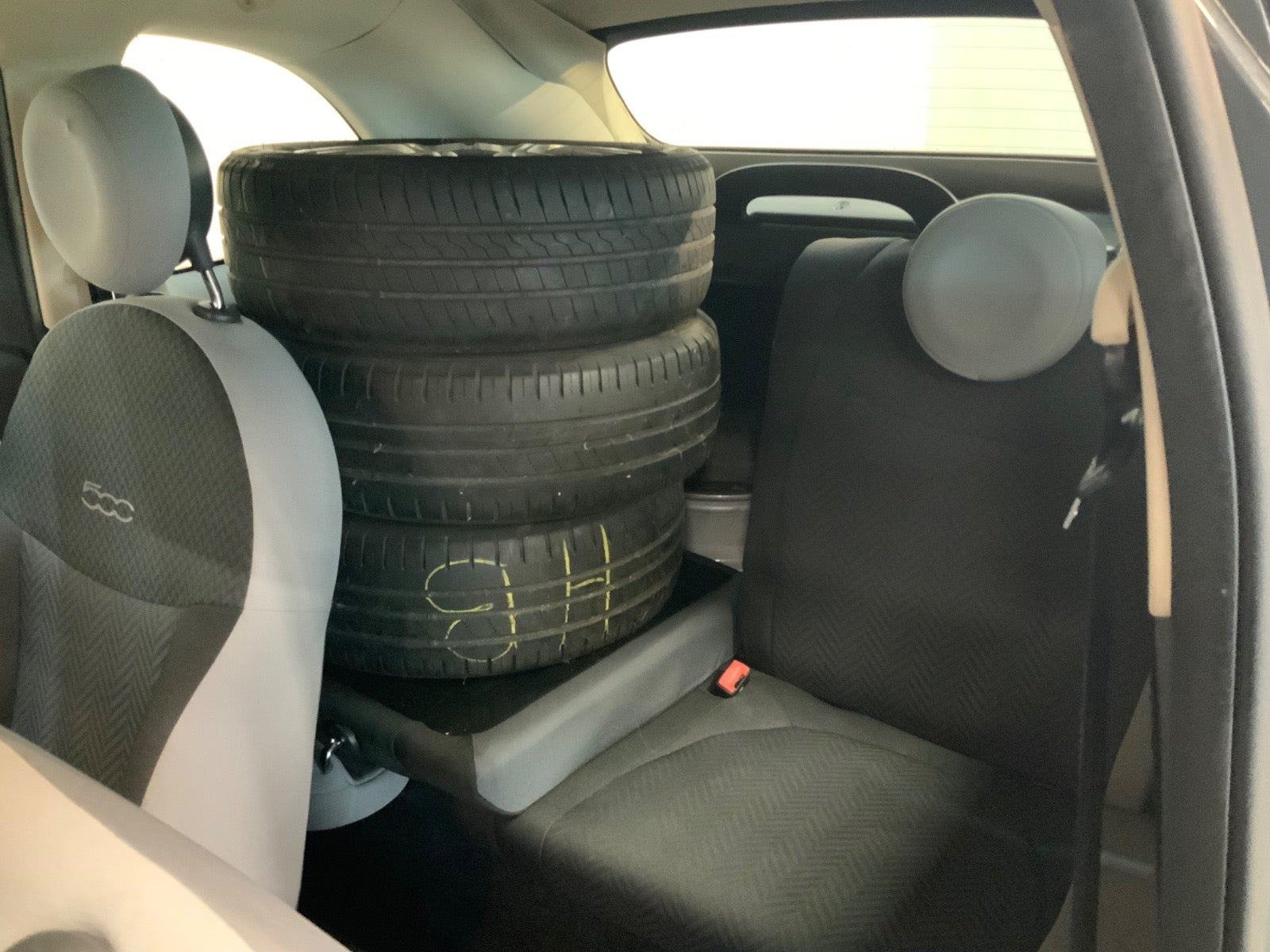 Grå Fiat 500C fra 2016
