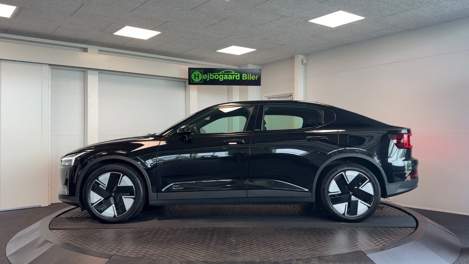 Sort Polestar 2 fra 2025
