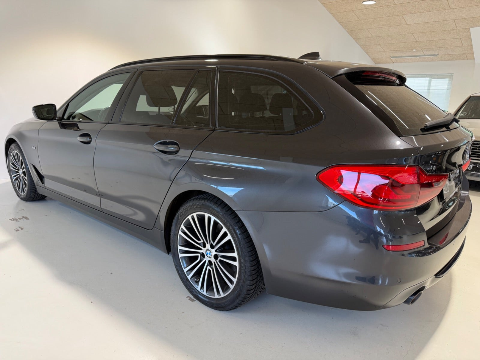 Grå BMW 520d fra 2017