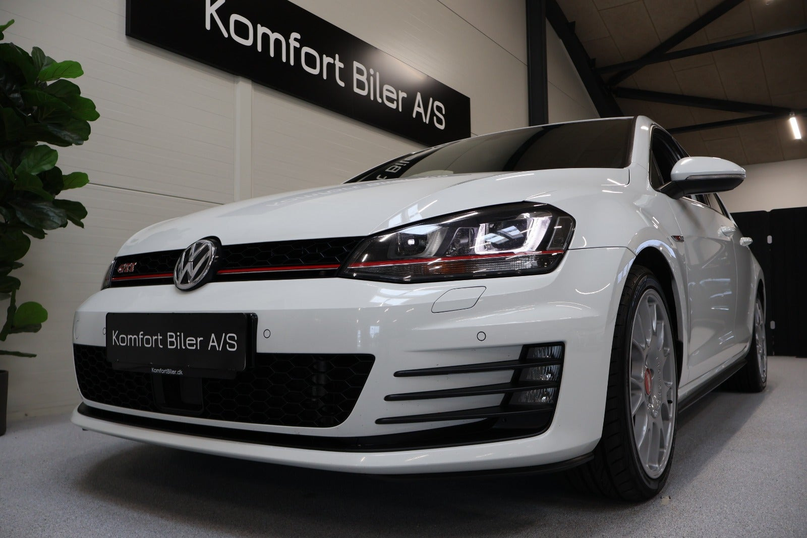 Hvid VW Golf VII fra 2017