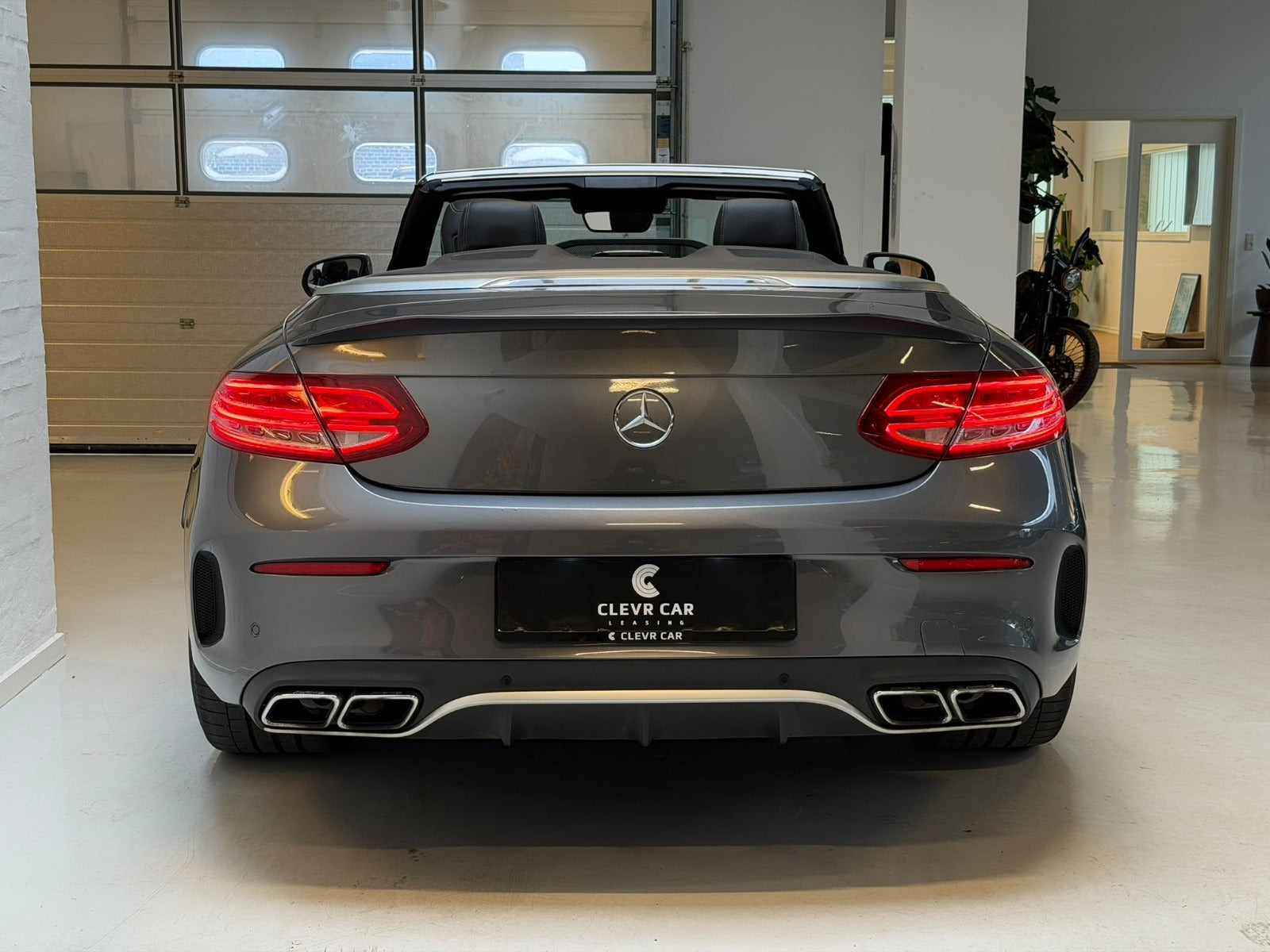 Sølv Mercedes C63 fra 2016