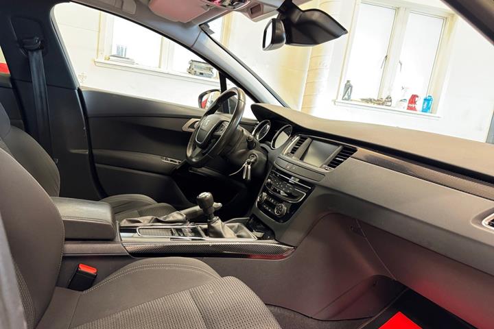 Grå Peugeot 508 fra 2015