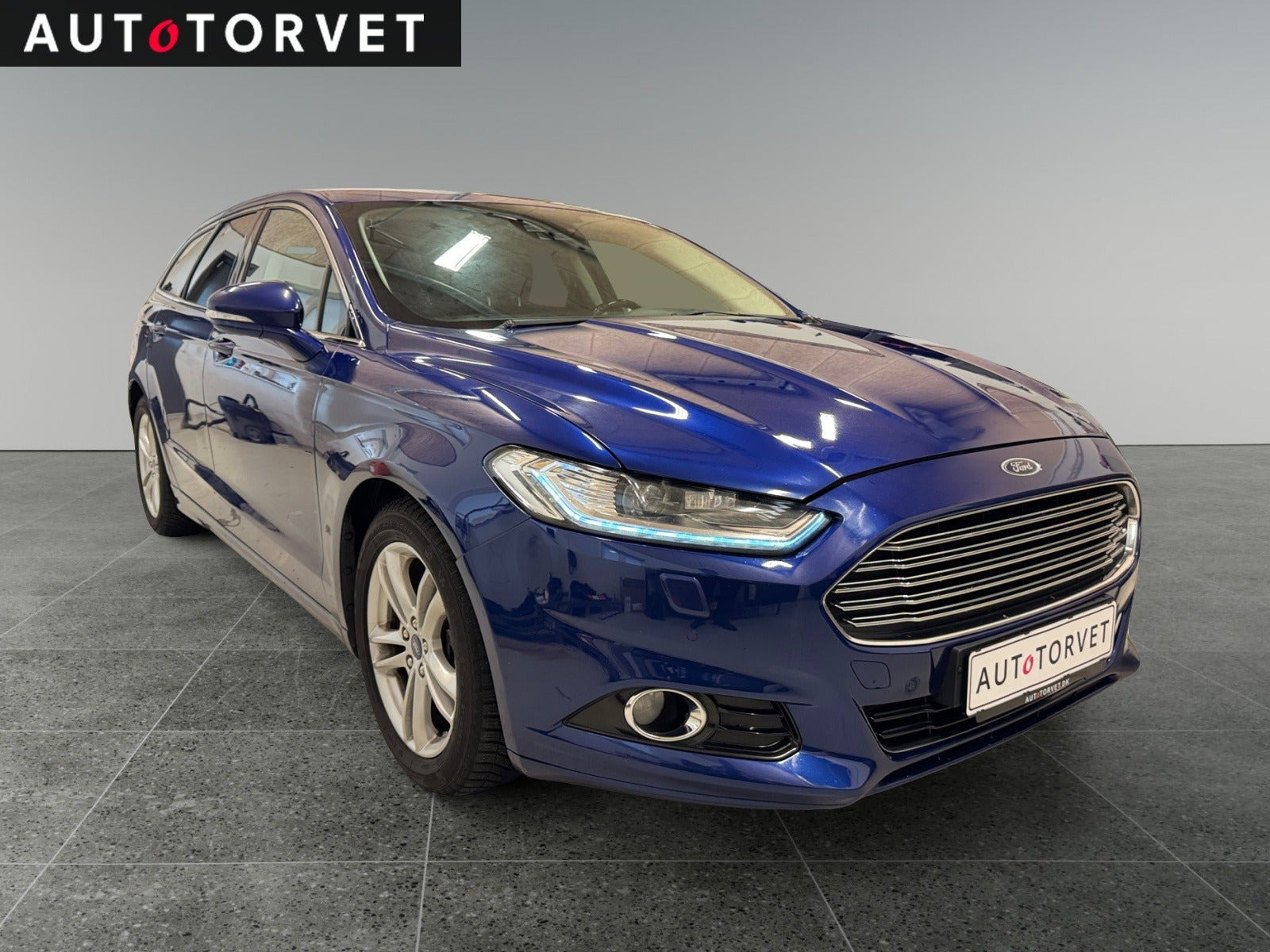 Blå Ford Mondeo fra 2015