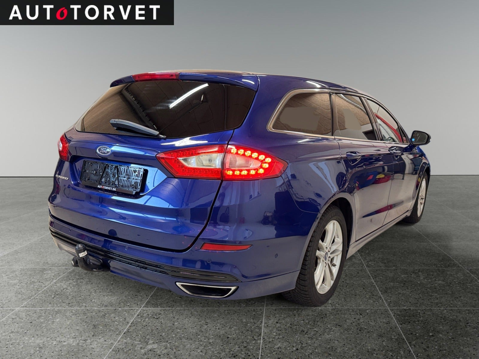 Blå Ford Mondeo fra 2015