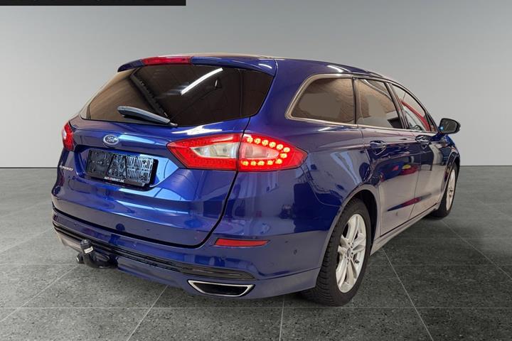 Blå Ford Mondeo fra 2015