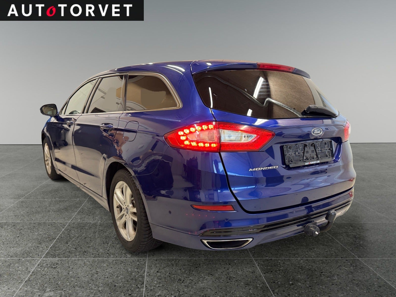 Blå Ford Mondeo fra 2015