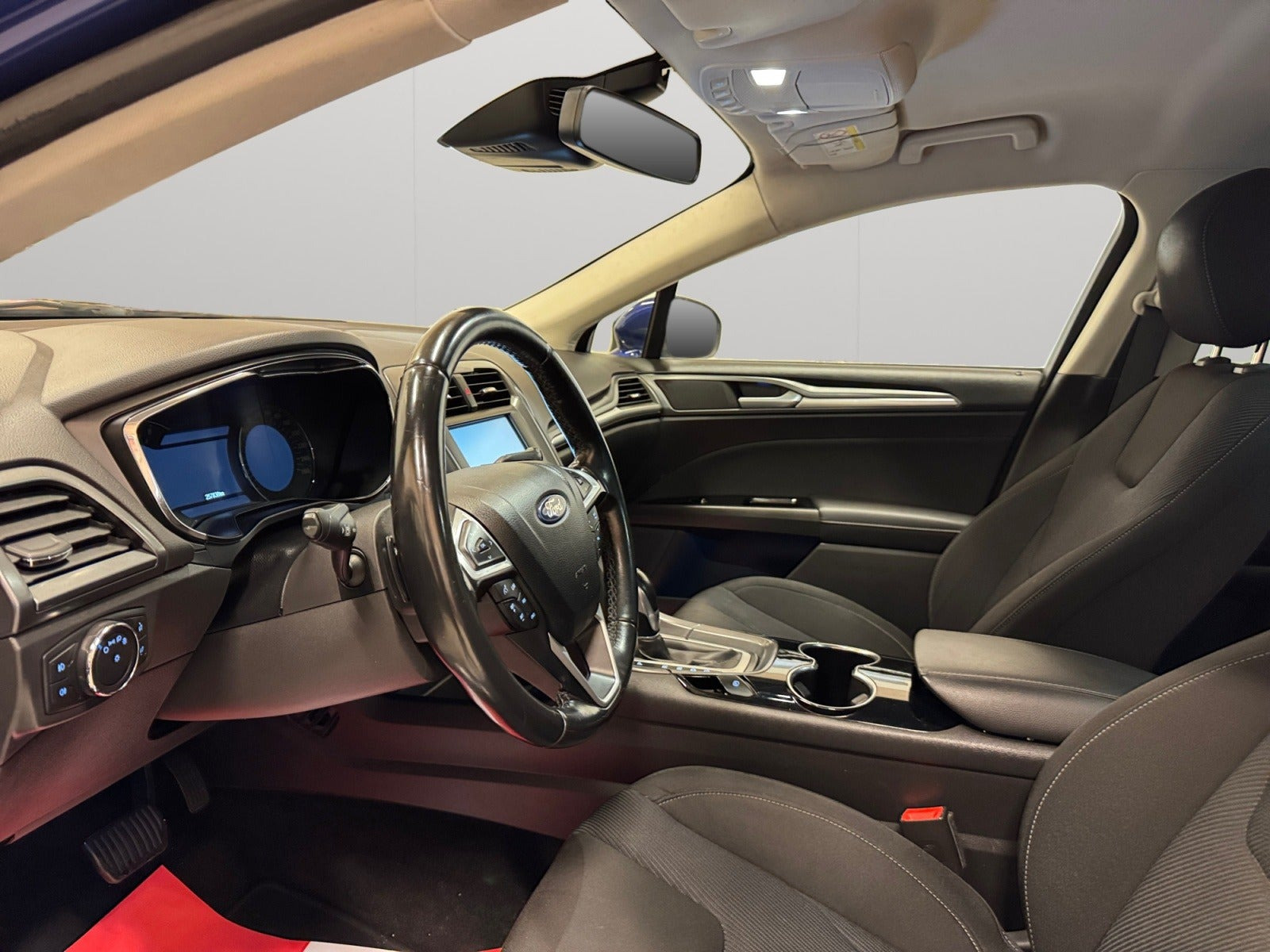 Blå Ford Mondeo fra 2015