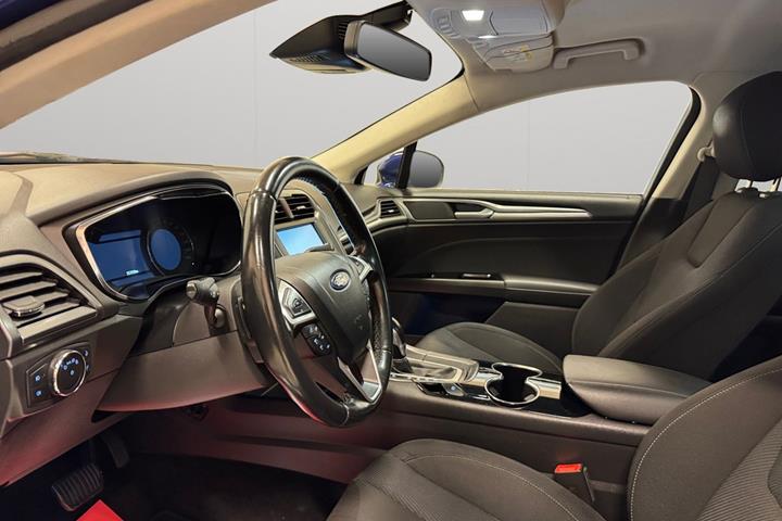 Blå Ford Mondeo fra 2015