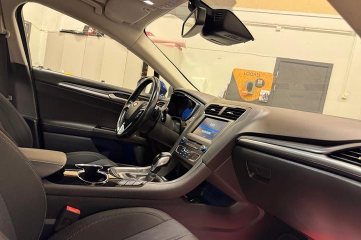 Blå Ford Mondeo fra 2015