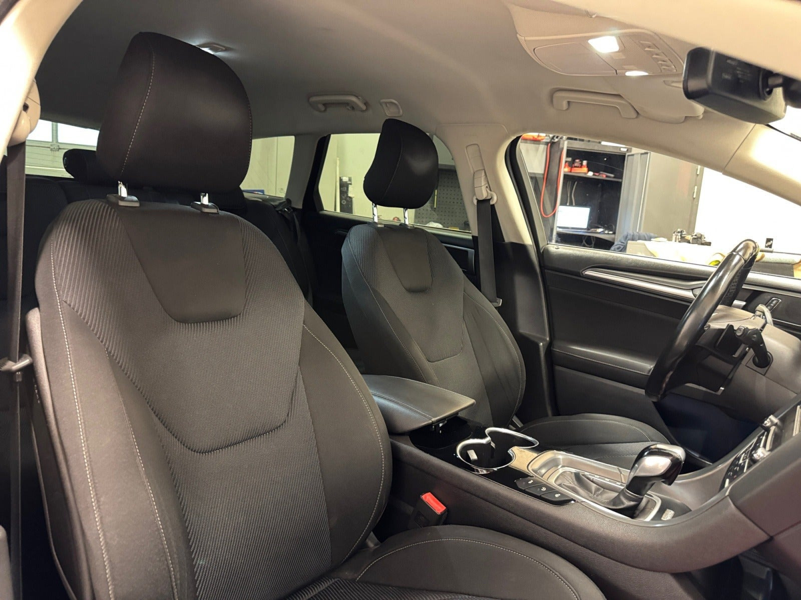 Blå Ford Mondeo fra 2015