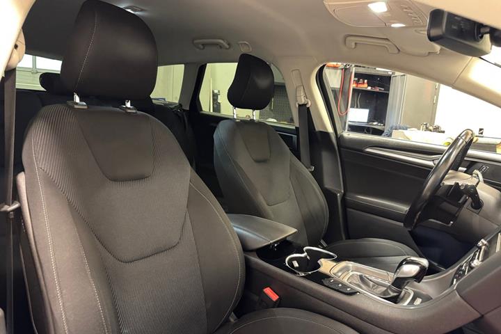 Blå Ford Mondeo fra 2015