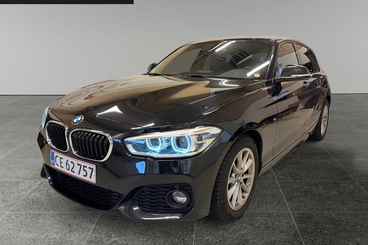 Sort BMW 118i fra 2019 set udefra