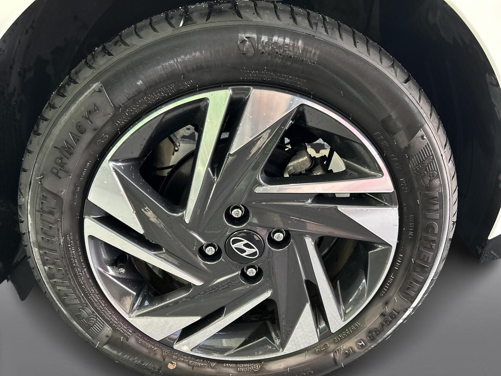 Hvid Hyundai i20 fra 2023