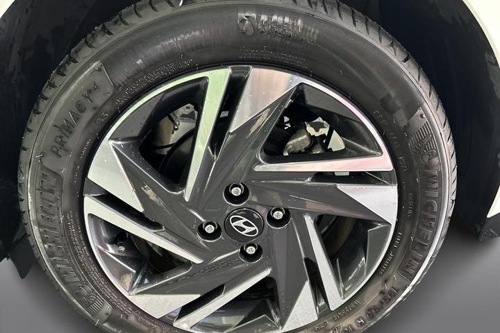 Hvid Hyundai i20 fra 2023