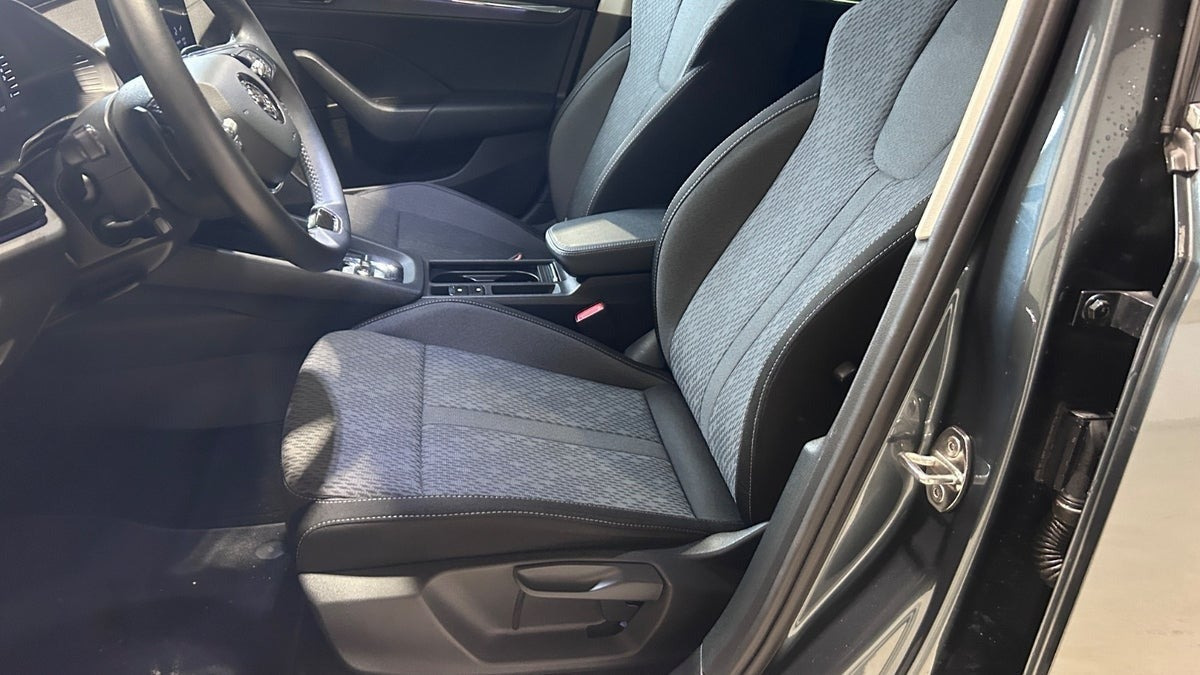 Grå Skoda Octavia fra 2022