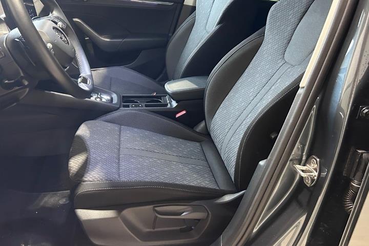 Grå Skoda Octavia fra 2022