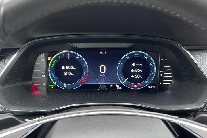Grå Skoda Octavia fra 2022