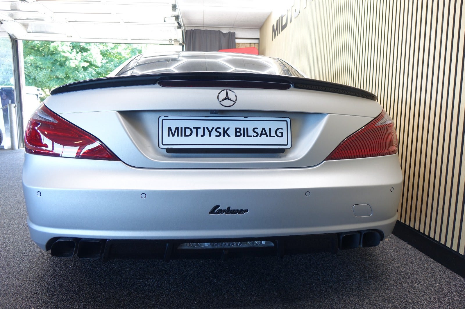 Sølv Mercedes SL350 fra 2013 set udefra