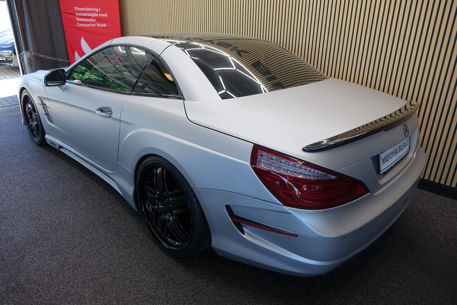 Sølv Mercedes SL350 fra 2013 set udefra