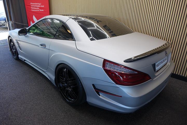 Sølv Mercedes SL350 fra 2013 set udefra