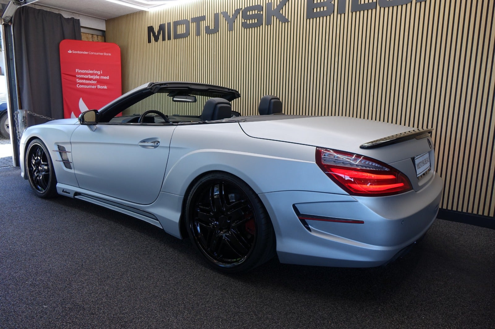 Sølv Mercedes SL350 fra 2013 set udefra