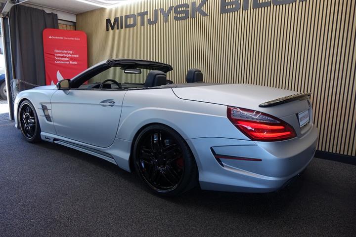 Sølv Mercedes SL350 fra 2013 set udefra