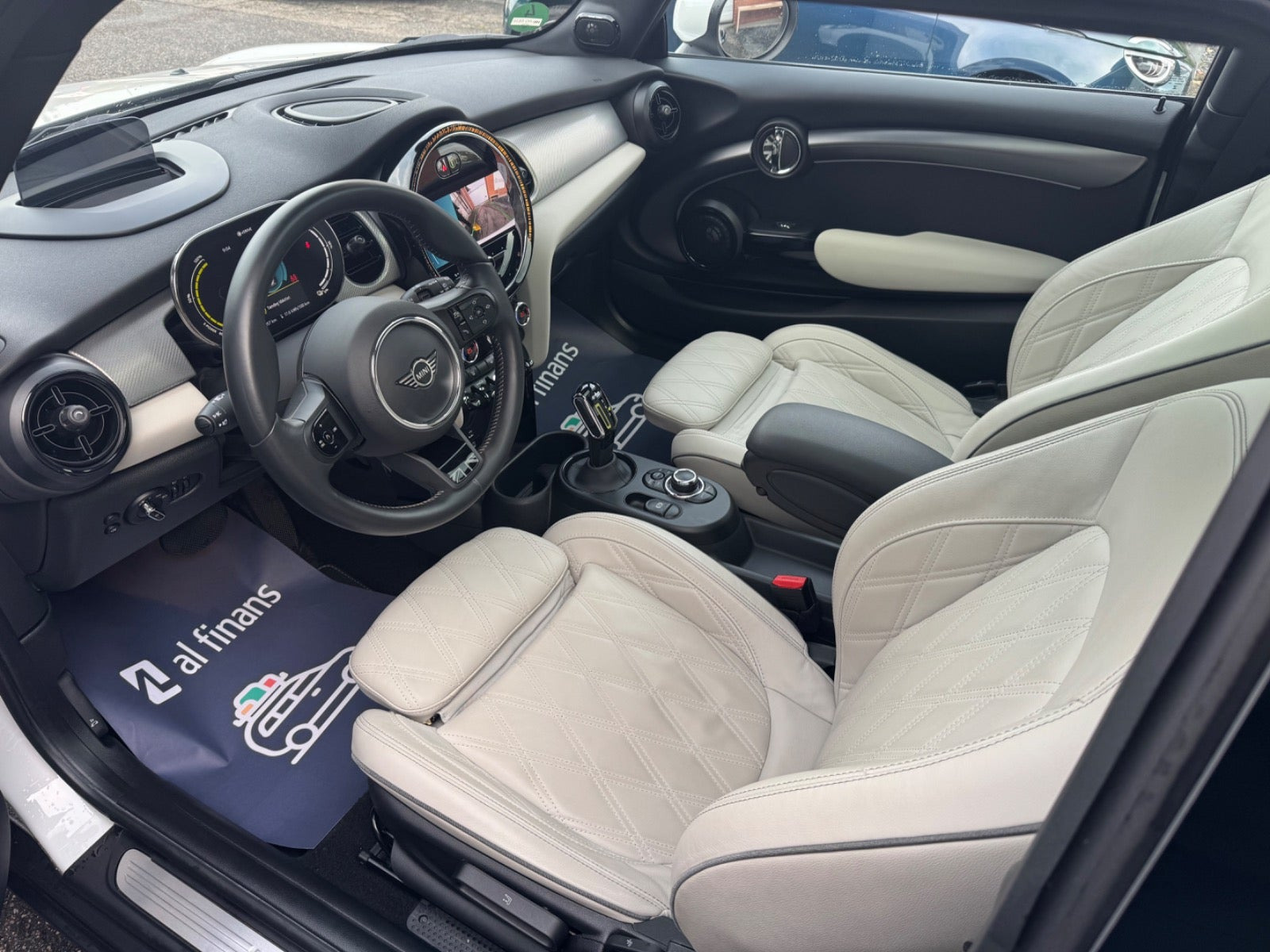 Hvid Mini Cooper SE fra 2023