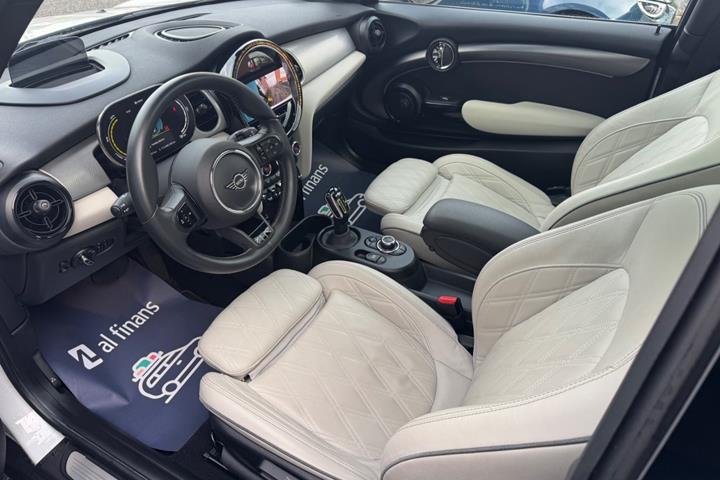 Hvid Mini Cooper SE fra 2023