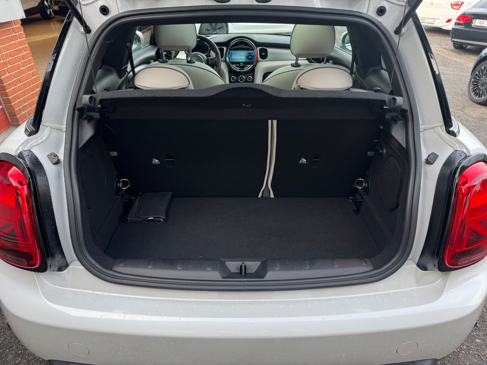 Hvid Mini Cooper SE fra 2023