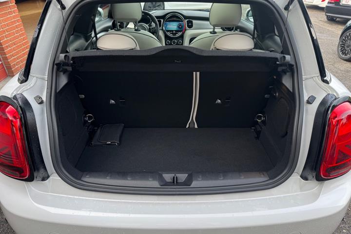 Hvid Mini Cooper SE fra 2023
