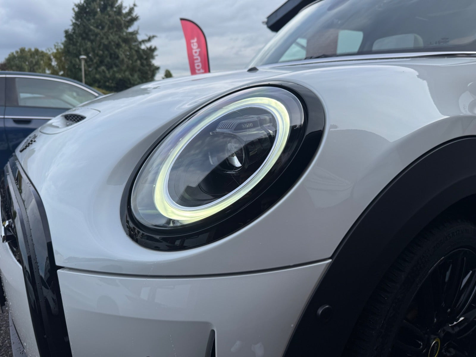 Hvid Mini Cooper SE fra 2023